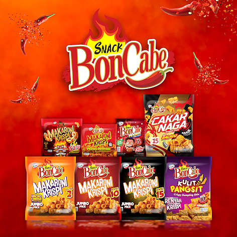 Koleksi snack BonCabe berlatar merah, logo kuning, beragam kemasan pedas dengan percikan.