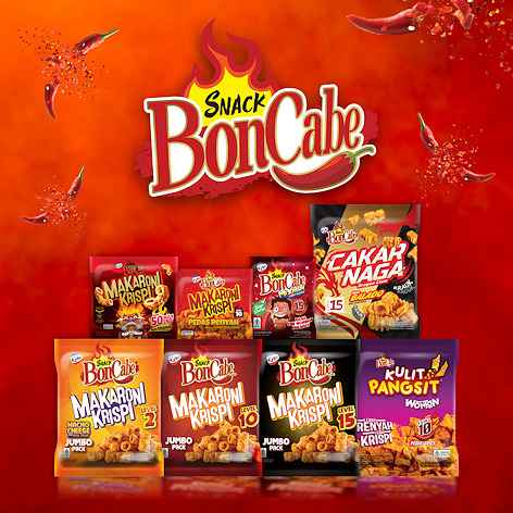 Koleksi snack BonCabe berlatar merah, logo kuning, dan beragam kemasan pedas