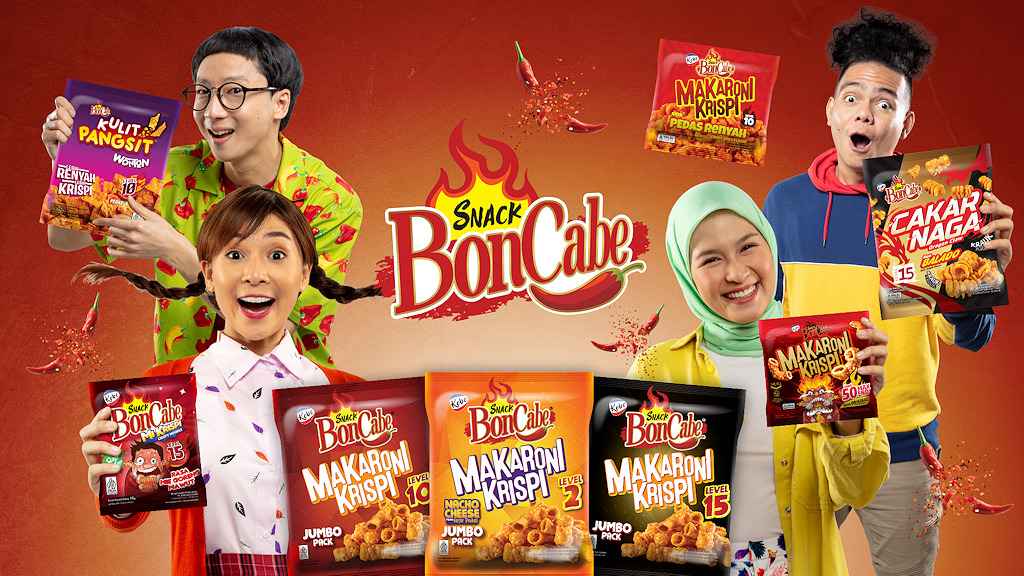 Empat model ceria memegang berbagai kemasan camilan pedas BonCabe, dengan logo merek besar di latar merah.